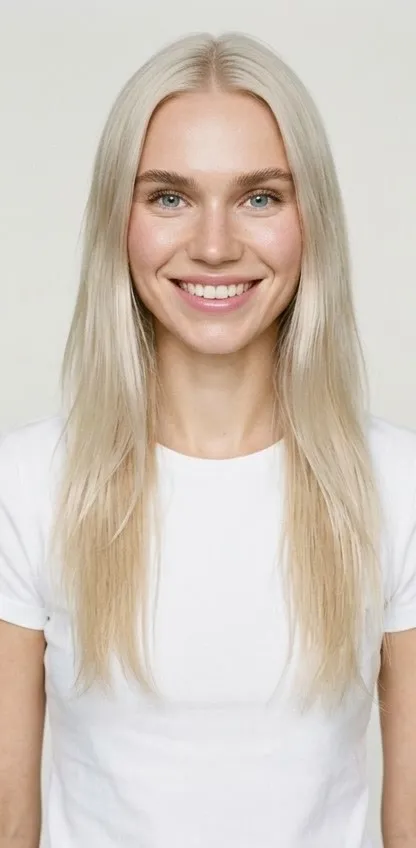 Modelo rubia platino sonriendo con una camiseta blanca