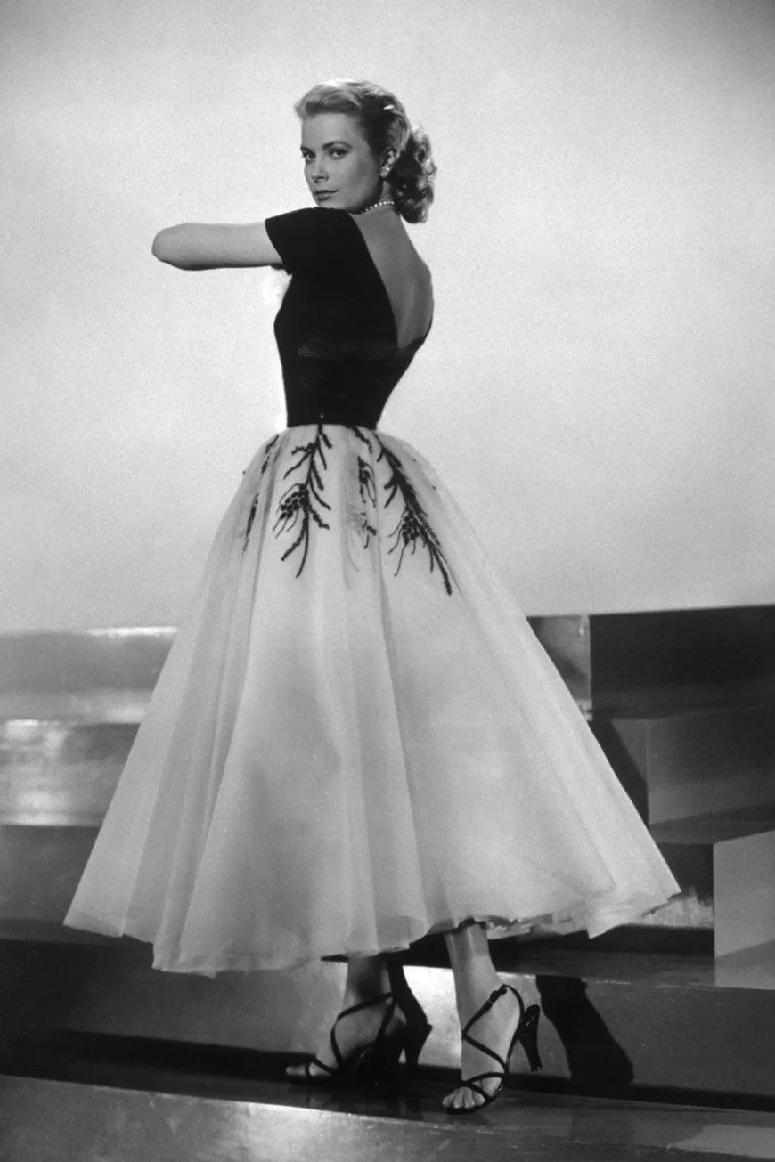 Grace Kelly con el vestido de cuerpo negro y falda de tul blanco de La ventana indiscreta
