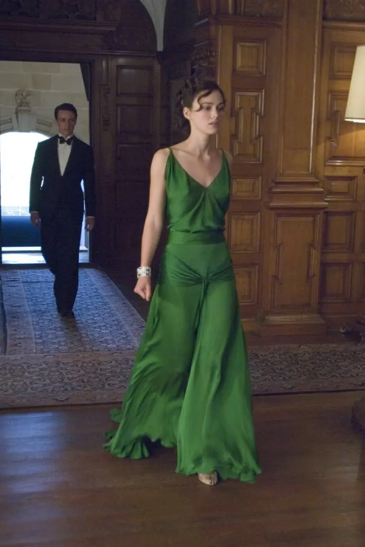 Keira Knightley con el vestido largo de seda verde esmeralda en Expiación