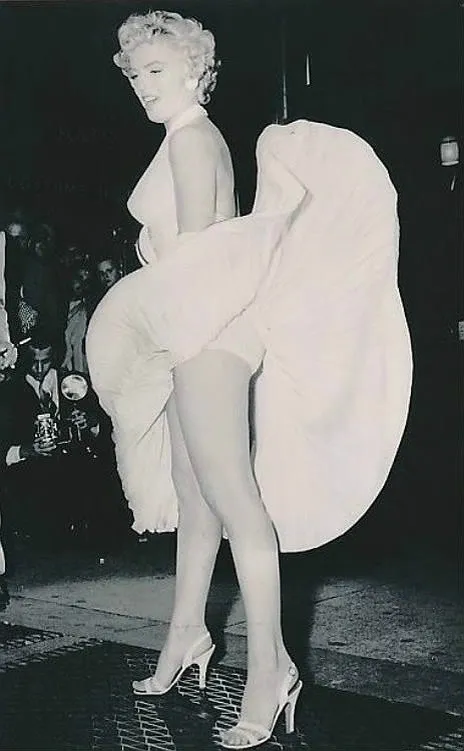 Marilyn Monroe con el vestido blanco levantado por el aire durante el rodaje de La tentación vive arriba